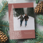 Modern snowy Julgran, en fotosnyggt Julkort<br><div class="desc">Med en modern träd av vita blommor och en mjuk bakgrund är detta enfoto-helgdag perfekten för att skicka semesterhälsningar. Budskapet är anpassade, och utformningen är modern och chic. Underbar för ett familjejulkort, för par eller någon med sofistikerad smak. Det här unika julfotokortet finns också i en mängd andra färg och...</div>