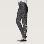Modern snurra Mönster med Namn svart skript Leggings<br><div class="desc">Svart, träkol Grått och vitt - En giftig och feminin design med en marmor som snurrar mönster. Den här subtila designen har ett modernt utseende. Om teckningen fortfarande behöver justeras klickar du på knappen Anpassa den här. Detta kommer att föra dig till ett designområde där du kan flytta runt sak...</div>