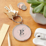 Modern Snyggt för  Rosa, monogram typografi Rund Silverfärgad Nyckelring<br><div class="desc">En vacker utformning av nyckelringen i mjuk rosa med en snyggt av eleganten med ditt namn och monogram med klassiska seriffer och en mer ornerad skripttypografi i en balanserad och symmetrisk harmoni. De tre inslag blandas ihop med en sofistikerad harmoni och skapar din egen logotyp för personlig märkning. Här visas...</div>
