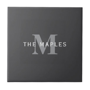 Modern Snyggt Mörk Grått Monogram och Namn Kakelplatta