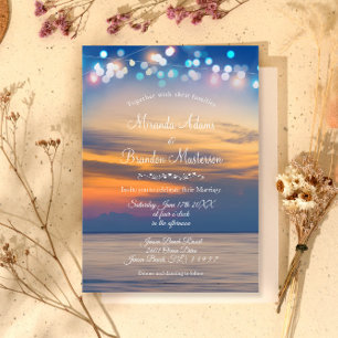 Modern sommarsolnedgång String Ljus Beach Wedding Inbjudningar
