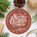 Modern söt och vit God jul Runt Klistermärke<br><div class="desc">Lägg till en gnutta fräckhet med detta djärva och pulserande röda runda dekal, perfekt för att fira julsäsongen. Det berikade vita manuset "God jul" omges av delikata stjärnor, snurrande accenter och löv, skapande en och glatt utformning. Med det här anpassadet kan du också lägga till din familj namn och ditt...</div>
