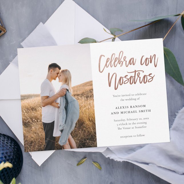 Modern spansk Celebra con Nosotros Foto Bröllop Inbjudningar (Spanish 2 Photo Wedding invitation with modern rose gold foil script Celebrate with Us typography.)