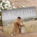 Modern Spara av textkonvertering Skriptövertäcknin Datumet<br><div class="desc">Det här moderna kalligrafiskriptet av typen calligraphy överlägger över fotot och sparar datumet med en modern typografisk parning av calligraphy-skript och en unik serif. Förlovningens foto är i centrum på den här vackra spartiden.</div>