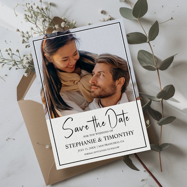 Modern Spara datumfotnoteringskortet Inbjudningar (Save the date in style with our modern photo card—personalized, simple and unforgettable!)