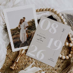 Modern Spara datumfotnoteringskortet Spara Datumet<br><div class="desc">Vår minimala och moderna besparing av datumet för bröllop-annonseringsfotokortet är perfekten för att informera dina vänner och din familj om ditt kommande bröllop.</div>