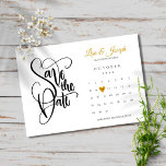 Modern Spara datumkalendern Guld Kärlek Heart Spara Datumet<br><div class="desc">Den här söten sparar datumkortet med en kalender och söt guld kärlek med ett hjärta som belyser ditt speciella datum. På motsatt sida finns ytterligare information om datum, inklusive webbplatsen bröllop, som är Designad av Thisisnotme© ***OM DU VILL FLYTTA HJÄRTAT TILL DITT SPECIELLA DATUM, SE TILL HÖGERNA AV PRODUKTBILDEN DÄR...</div>