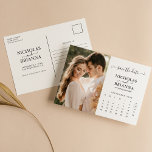 Modern Spara Eleganten Datumfotokalender Enkel Vykort<br><div class="desc">Spara datumfotskalenderns enkla vykort för Elegant. Anpassa enkelt genom att ersätta varje info. Ladda upp ett foto för porträtt/lodrät. Flytta cirkeln genom att klicka på länken Anpassa ytterligare. Kontrollera förhandsgranskningen innan du lägger till i kundvagn. (Foto av Jonathan Borba från Pexels)</div>