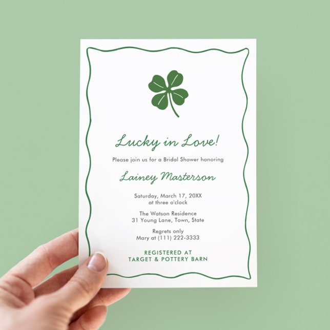 Modern Squiggle St Patricks Day Bröllopsdusch Inbjudningar (Modern St Patricks Day Bridal Shower invitation with trendy doodle border and hand-drawn shamrock)