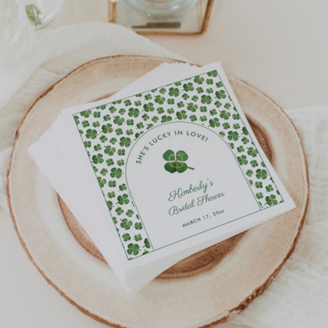 Modern St Patricks Day Bröllopsdusch Pappersservett (Green & white lucky In Love St Patrick's Day Bridal Shower napkins with watercolor four leaf clover)