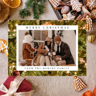 Modern städad julgrönska med tall och familj julkort