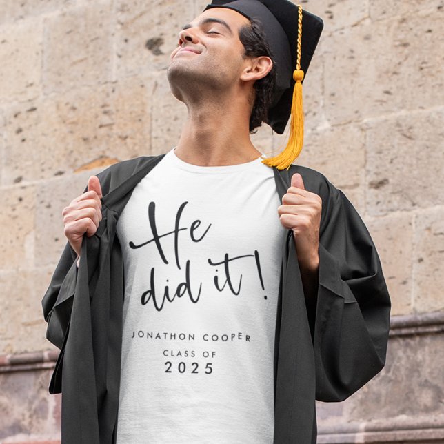 Modern stil han gjorde det i Namn 2023 Studenten T Shirt (Skapare uppladdad)