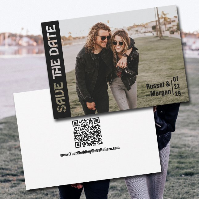 Modern Stil Typography Photo Avslappnad Spara Datumet (Modern Save the Date Card.  Add a fun photo of the two of you that makes your love shine! )