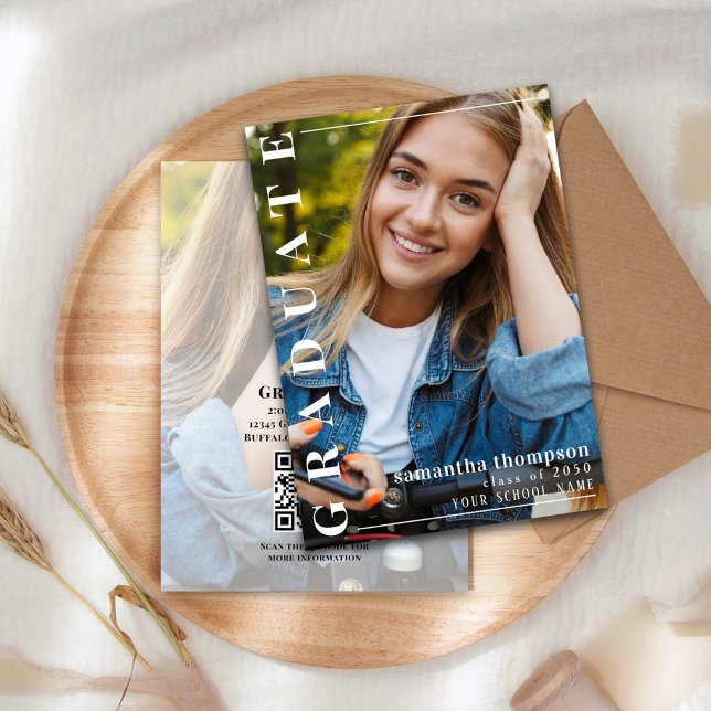 Modern Stilfull Foto Typografi Examen Inbjudningar (Modern stylish typography graduation card with senior photo focus.)