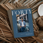 Modern Stilren Magasin | 40-års Födelsedagsfoto Inbjudningar<br><div class="desc">Den här "Fyrtios" födelsedagsinbjudan är stiliserad för att se ut som ett snyggt magasinets framsida. Kan anpassas till valfri ålder och valfria färger. Fira ditt nästa varv runt solen med söta och enkla födelsedagsinbjudningar — välj de foton du vill visa upp och lägg till alla födelsedagsdetaljer. Perfekt för alla åldrar....</div>