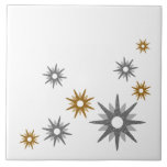 Modern stjärnsprängning Silver & Guld i mitten av  Kakelplatta<br><div class="desc">Modern design i mitten av århundradet med vintage retro silver och guld stjärnsprängningar på vit bakgrund. Enkel,  ren modern design.</div>