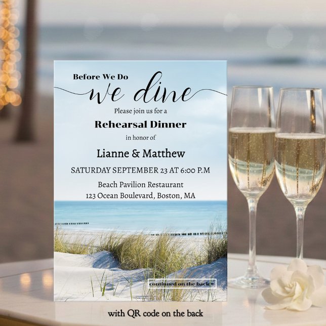 Modern Strand och Dyner Övningsmiddag Inbjudningar (Modern rehearsal dinner invitation featuring dunes overlooking a beach. With QR code template)