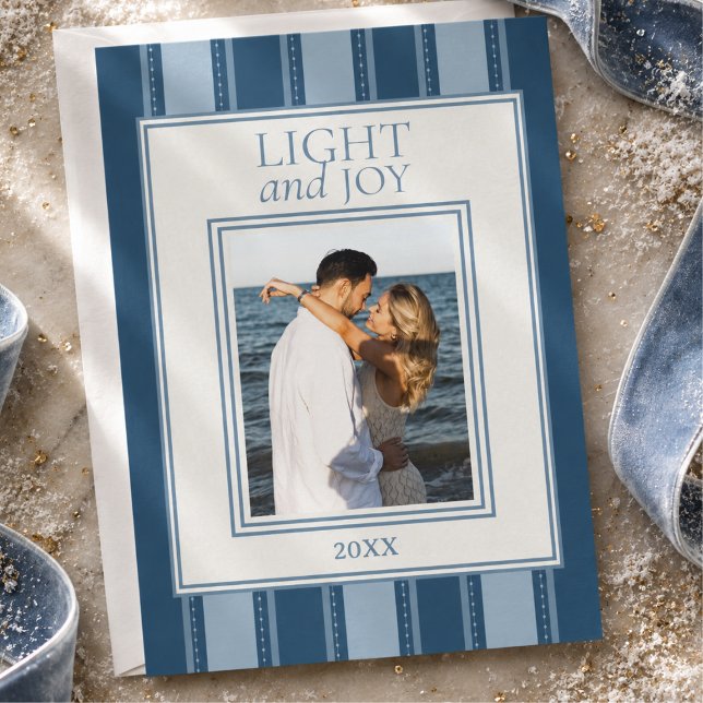 Modern Stripe Light och Joy Blue Hanukkah Foto Julkort (Modern Stripe Light and Joy Blue Hanukkah Photo Holiday Card)