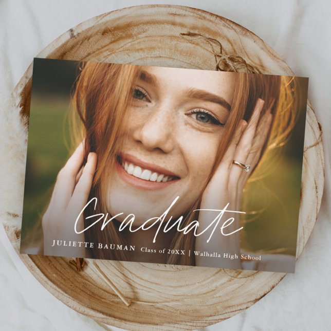 Modern Student - enkel foto Studenten Inbjudningar (Simple modern script photo graduation invitation announcement.)