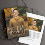 Modern Student - enkel foto Studenten Tack Kort<br><div class="desc">Ett Modern skript Student Simple Photo Studenten Tack-kort med handskrivet teckensnitt med utfallande porträtt-foto på framsidan med namn och studenten. Baksidan har ett andra foto med ett tackmeddelande från graden. Klicka på knappen Redigera om du vill anpassa designen.</div>