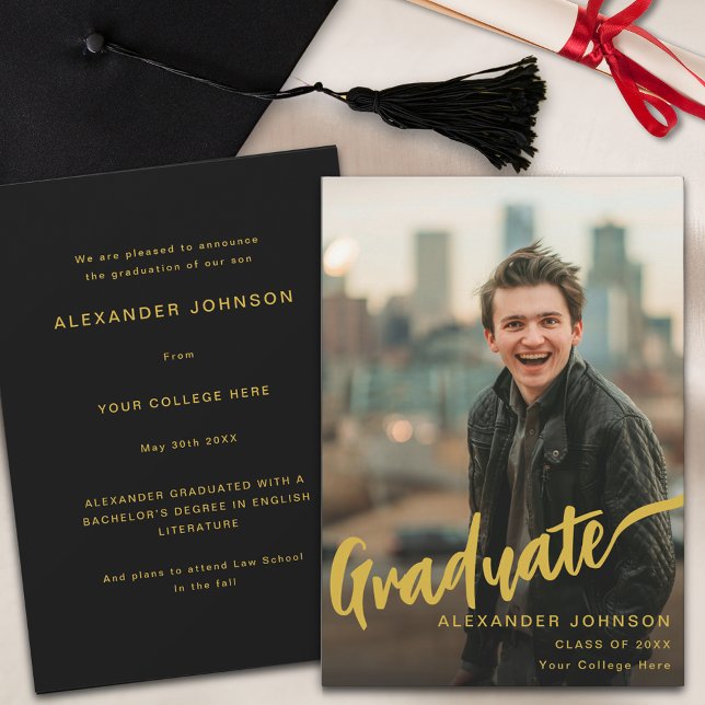 Modern Student Photo Guld Script Black Meddelande (Minimalist graduate photo gold script black Graduation announcement card)