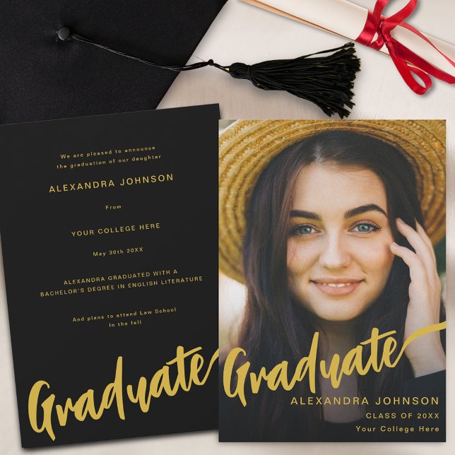 Modern Student Photo Guld Script Black Meddelande (Minimalist graduate photo elegant gold script black graduation announcement card)