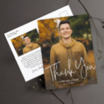 Modern Student Photo Studenten Tack Vykort<br><div class="desc">Ett Modern skript Student Simple Photo Studenten Tack-kort med handskrivet teckensnitt med utfallande porträtt-foto på framsidan med namn och studenten. Baksidan har ett andra foto med ett tackmeddelande från graden. Klicka på knappen Redigera om du vill anpassa designen.</div>