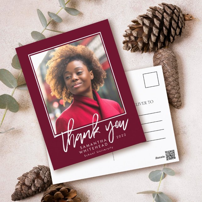 Modern Studenten 2022 Photo Burgundy Tack Vykort (Modern postcard chalk style script with photo perfect for a graduate to thank everyone.)