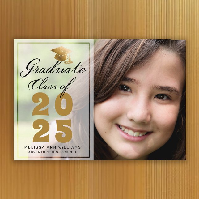 Modern Studenten Photo Guld Black Script 2025 Meddelande (2025 Photo Graduation Announcement with Gold text)