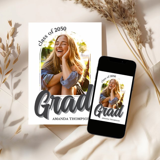 Modern Studentfest-skriptfoto Inbjudningar (Modern retro style graduation photo invitation template. )