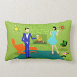 Modern styckeformad formelformad formelformad form lumbarkudde<br><div class="desc">Det här Mid Century Modern Couple Lumbar Pillow ser ut som en scen ut ur en romantisk komedi. 1960-talets minimalistiska konst i stil har en attraktiv tecknad par som njuter av en romantisk kväll hemma. Det sofistikerade rummet har en grönt stenvägg med en brinnande eld i eldstaden. Inredningen i rummet...</div>