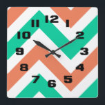 Modern Summer Chevron Rand Mönster Fyrkantig Klocka<br><div class="desc">Redot för sommar- och varmare temperaturer är det moderna trendigets utformning att chevron rand i sommarskalor av korall och akvarier. Det finns dekorativ kudde och lampor som matchar varandra i denna konstruktion för ett samordnat utseende.</div>