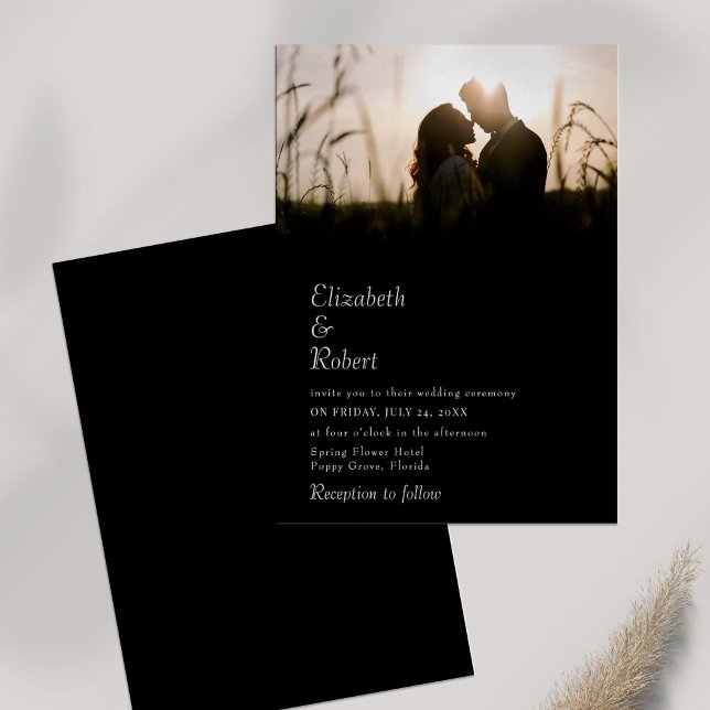 Modern Svart Anpassad Foto Bröllop Inbjudningar (Modern Black Custom Photo Wedding Invitation on white table with dry wildflower.)
