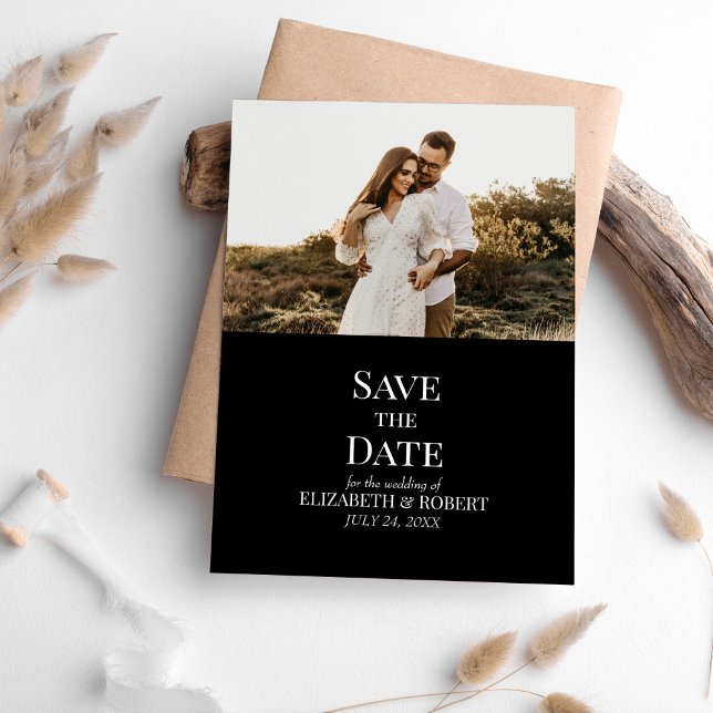 Modern svart Anpassningsbar Foto Spara datumkort Inbjudningar (Modern Black Custom Photo Save the Date Card on a table with neutral boho decoration.)