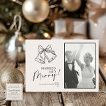 Modern svart båge Gift & Merry Vertikal foto Julkort<br><div class="desc">Fira din första jul tillsammans med vårt Married and Merry Holiday Card – Bells Illustration,  med en elegant skiss av klockor bundna med ett band och tillsammans med ert favoritbröllopsfoto. Denna tidlösa design är det perfekta sättet att dela er nygifta glädje under höstlovsperioden.</div>