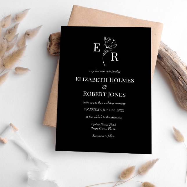 Modern Svart Blommig Monogram Bröllop Inbjudningar (Modern Black Floral Monogram Wedding Invitation on white table with neutral boho decoration.)
