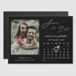 Modern svart Elegant Skriptfoto Spara datum Magnetisk Inbjudningskort<br><div class="desc">Modern svart Elegant Skript "Save the Date" Magnetic Card med Anpassningsbar Calendar med ett vackert foto. Låt er familj, vänner och kolleger veta att ni har fastställt ett datum för ert bröllop firande med detta kort för elegant. Om du vill flytta markören Ring > klicka på blått "Anpassa" > klicka...</div>