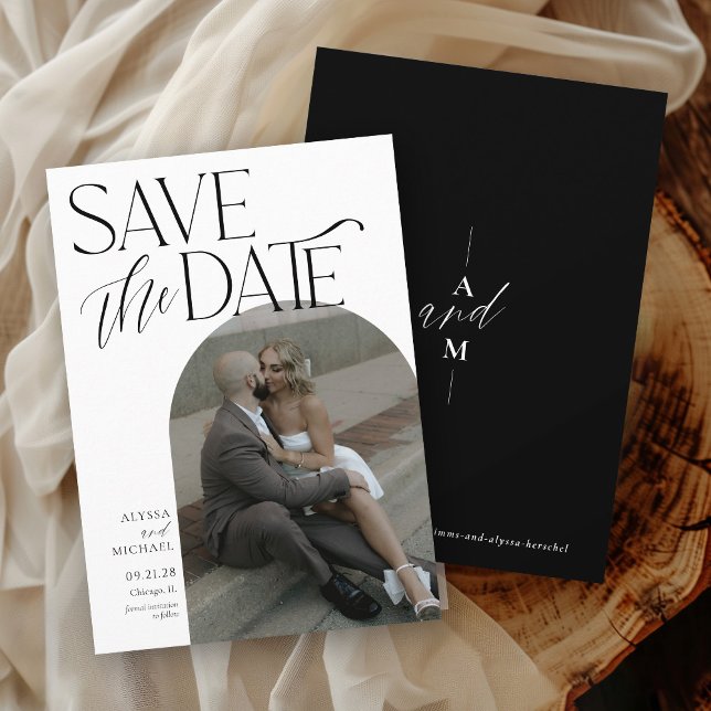 Modern svart, enkelt Arch-foto Elegant bröllop Spara Datumet (Elegant modern arch photo typography inline monogram simple black and white wedding save the date)