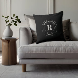 Modern svart gråaktig stämpel familj monogram kudde