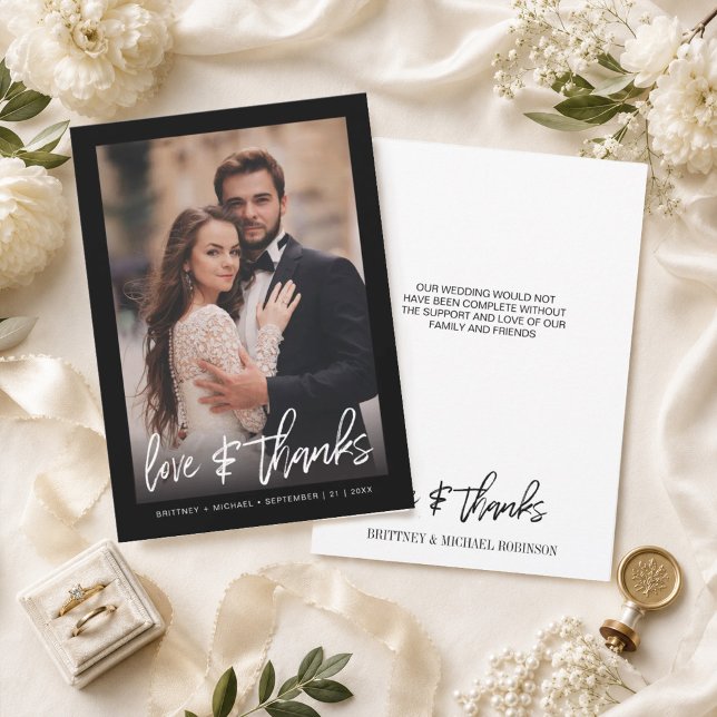 Modern Svart Gradient Kärlek & Tacksamhet Foto Brö Tack Kort (Thank your guests with this modern photo thank you card with hand-lettered "love & thanks".
)