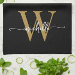 Modern svart guld anpassad monogram namn manus kökshandduk<br><div class="desc">Tjejigt modern elegant svart och guld monogram initial namn signatur skript anpassad personlig kökshandduk. Denna design med förnamn i en snygg handskriven stil svans typsnitt typografi (eller kalligrafi) med monogram initial i guld och vitt på svart. Dessa är lätta att anpassa. Jätte snyggt feminint husvärmegåva, även för födelsedag, mors dag,...</div>