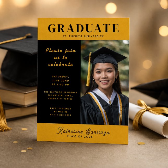 Modern svart guld examensfoto inbjudningar (Modern black gold graduation photo invite Class of 2026 elegant editorial design)