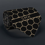 Modern svart guld, geometriskt monogram slips<br><div class="desc">Modern Black and Gold Foil Geometric Monogram Necktie i en snyggt mönster av guld hexagon på en elegant svart bakgrund. Enkel att anpassa med text, typsnitt och färg. Skapat av Zazzle pro designer BK Thompson © exklusivt för Cedar and String. Kontakta oss på cedarandstring@gmail.com om du behöver hjälp, har frågor...</div>