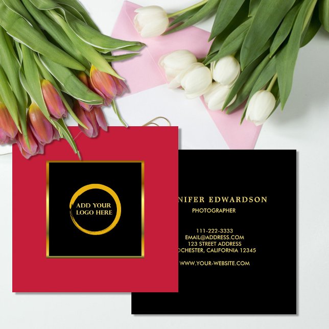 Modern svart guld kardinalröd logotyp fyrkantigt visitkort (Modern black gold and cardinal red add logo square business card. Minimalistic business card.)