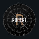 Modern svart guld monogram namn darttavla<br><div class="desc">Modern svart kartong med ett vitt namn och guld monogram. Anpassa till namn och börja med.</div>