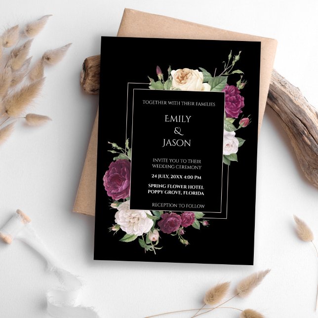 Modern svart inbjudan med burgunderröda peonior (Modern Black Invitation with Burgundy Peonies on a boho table.)