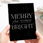 Modern svart merry och Bright non-Photo Julkort<br><div class="desc">Modern helgdag-kort med "Merry and Bright" som visas med vit text och svart bakgrund med subtila vita punkter (snö). Anpassa framsidan av kortet för icke-fotofoto med din familj namn och året med vita bokstäver. Kortet återgår till visning av ditt personliga meddelande med svart text eller lämnar det tomt för att...</div>