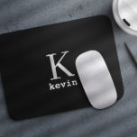 Modern svart monogram namn personlig musmatta<br><div class="desc">Man monogram och namn skapar sin egen muspekarmall i svart och vitt. Du kan ändra bakgrund och färg genom att markera alternativet Anpassa. Det kan vara en speciell gåva till en pojkvän,  make,  son,  pappa,  brudgumm,  bäste man för en födelsedag,  bröllop,  jul eller studenten.</div>