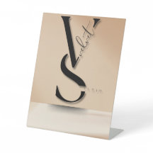 Modern svart monogram "VS" pedestal-signal