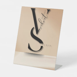 Modern svart monogram "VS" pedestal-signal